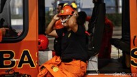 Petugas Basarnas bersiap terbang.