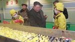 Foto: Gaya Kim Jong Un Blusukan di Tengah Hujan Salju