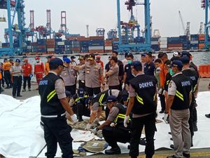 KRI Banda Aceh Temukan Potongan Busa Kursi Lion Air JT 610