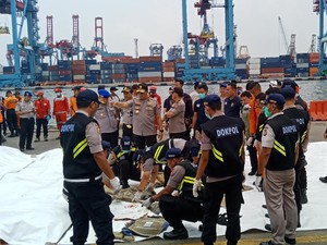 KRI Banda Aceh Temukan Potongan Busa Kursi Lion Air JT 610