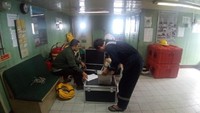 Petugas yang berada di KR Baruna Jaya I terlihat mempersiapkan sejumlah peralatan yang bakal digunakan untuk mencari korban dan bangkai pesawat. (Foto: Matius Alfons/detikcom)