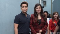 Beberapa waktu lalu berita selalu mengangkat kisah Billy Syahputra dan Hilda Vitria yang berseteru dengan Kriss Hatta. Namun kini cinta keduanya telah kandas.  Foto: Noel/detikFoto