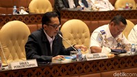 Namun ia mengatakan penjelasan lebih lanjut mengenai akan disampaikan lewat keterangan tertulis. Diketahui, Pesawat Lion Air JT 610 rute Jakarta-Pangkalpinang jatuh di sekitar Perairan Karawang pada Senin (29/10/2018) pagi. Pesawat berjenis Boeing 737 MAX 8 itu membawa 189 orang di dalamnya, termasuk dua bayi. Hingga saat ini, proses pencarian korban masih dilakukan.