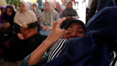Foto: Tangis Keluarga Korban Lion Air Pecah di RS Polri