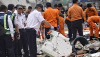 Sebanyak 189 orang yang terdiri dari 179 penumpang dewasa, 1 penumpang anak, 2 bayi, 2 pilot, 5 kru dinyatakan tewas dalam jatuhnya pesawat di lepas pantai Kabupaten Karawang, Jabar tersebut. Investigasi menyebutkan penyebab jatuhnya pesawat tersebut adalah faktor Computer Controlled Stability System yang dikenal sebagai MCAS (Maneuvering Characteristic Augmentation System). Pradita Utama/Dok. Detikcom.
