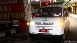2 Ambulans Kembali Bawa Kantong Jenazah ke RS Polri