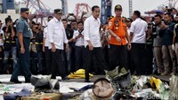 Di lokasi, Jokowi yang didampingi Kabasarnas Marsekal Madya TNI Muhammad Syaugi dan Menhub Budi Karya Sumadi, melihat temuan hasil penyisiran, Selasa (30/10/2018).