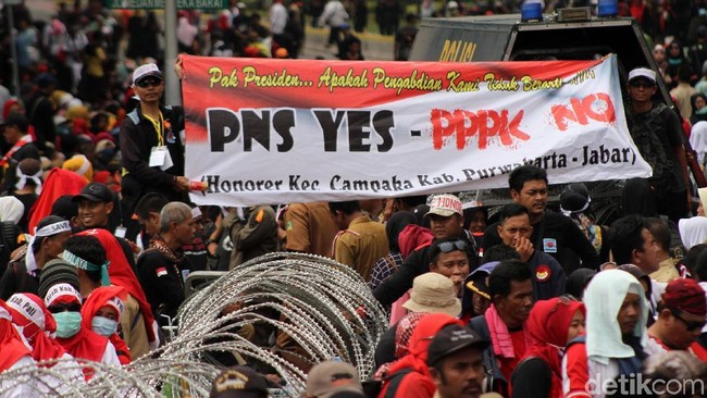 Deretan Cerita Pilu Guru Honorer: Gaji Kecil hingga Tinggal di WC