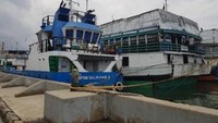 Kapal Self Propelled Oil Barge (SPOB) telah terisi dan siap untuk berlayar ke Kepulauan Karimunjawa. Dok. Pertamina.