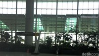 Terdapat taman yang asri, sehingga kesan hijau nampak di dalam terminal bandara.