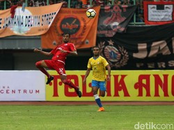 Persija terus menggempur melalui Rohit Chand. (Foto: Agung Pambudhy/detikcom)