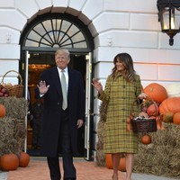 Di perayaan Halloween pertamanya di Gedung Putih tahun 2017, Melania juga memilih coat double-breasted Bottega dengan warna coklat. Tak kalah mahal, kostum Halloween Melania tahun lalu dibanderol sekitar Rp 50 jutaan. Foto: Dok. Getty Images