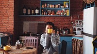 Begini gaya imut Conchita saat coba segelas teh, di lokasi syuting serial Friends yang ikonik. Foto: Instagram @conchizzlin