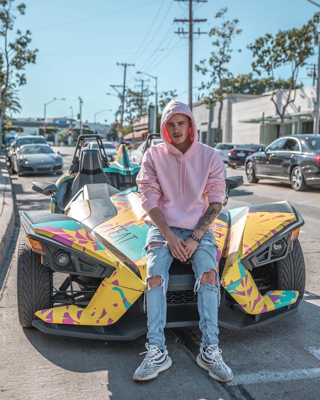 Belakangan terungkap, pria pirang memakai sweater pink dan topi putih itu bukanlah Justin Bieber. Ia adalah selebgram bernama Brad Sousa. Foto: Instagram/@bradsousaa