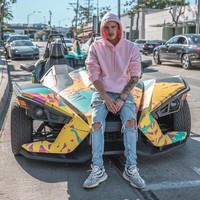 Belakangan terungkap, pria pirang memakai sweater pink dan topi putih itu bukanlah Justin Bieber. Ia adalah selebgram bernama Brad Sousa. Foto: Instagram/@bradsousaa