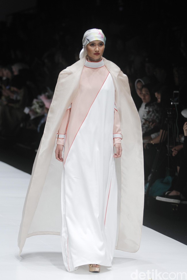 Desainer Norma Hauri terinspirasi Jakarta sebagai kota urban dengan segala pesona di dalamnya, di Jakarta Fashion Week 2019, Senayan City, Jakarta, Sabtu [20/10/2018]. Foto: mohammad Abduh/Wolipop