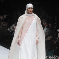 Desainer Norma Hauri terinspirasi Jakarta sebagai kota urban dengan segala pesona di dalamnya, di Jakarta Fashion Week 2019, Senayan City, Jakarta, Sabtu [20/10/2018]. Foto: mohammad Abduh/Wolipop