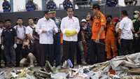 Menhub Budi Karya setia menemani Jokowi di lokasi.