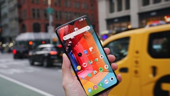 Layarnya menggunakan teknologi Optic AMOLED dengan bentangan 6,4 inch dan terlindungi Gorilla Glass 6. Punya resolusi Full HD+ dengan aspek rasio 19,5:9. Foto: Mashable