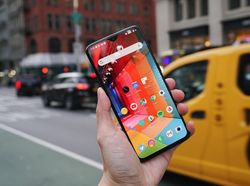 Menggenggam OnePlus 6T, RAM 8 GB dan Fingerprint di Layar