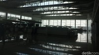 Ruangan terminal bandara nampak luas, dengan tampilan yang futuristik