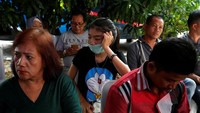 Keluarga korban menunggu dengan sabar terkait informasi terbaru (Foto: Dok. REUTERS/Willy Kurniawan)