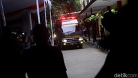 Momen saat salah satu ambulans tiba di RS Polri, Kramat Jati, Jakarta Timur, Selasa (30/10/2018).