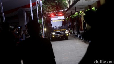2 Ambulans Kembali Bawa Kantong Jenazah ke RS Polri