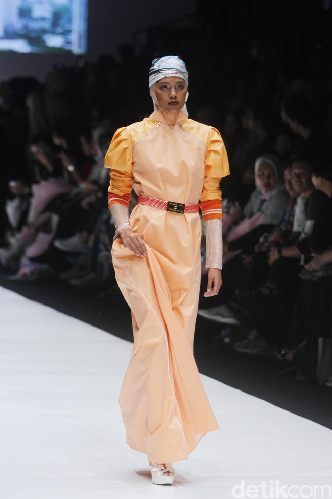 Desainer Norma Hauri terinspirasi Jakarta sebagai kota urban dengan segala pesona di dalamnya, di Jakarta Fashion Week 2019, Senayan City, Jakarta, Sabtu [20/10/2018]. Foto: mohammad Abduh/Wolipop