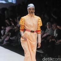 Desainer Norma Hauri terinspirasi Jakarta sebagai kota urban dengan segala pesona di dalamnya, di Jakarta Fashion Week 2019, Senayan City, Jakarta, Sabtu [20/10/2018]. Foto: mohammad Abduh/Wolipop