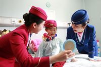 Senyum ceria sang pasien mungil saat didandani bak pramugari.