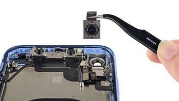 Sedangkan ini adalah kamera tunggal yang terdapat di iPhone XR. Foto: ifixit