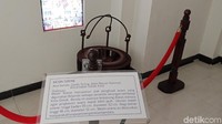  Ada pula Mesin Sirene di Museum Sunan Giri Kabupaten Gresik yang berguna sebagai penanda ketika ada serangan Belanda. Museum ini diresmikan pada Tgl 9 Maret 2002 bersamaan dengan Hari Jadi Kota Gresik (Intan Puspita/detikTravel)