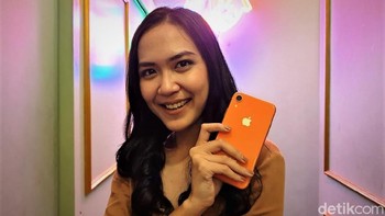 iPhone XR, dalam pengujianya ponel ini dapat bertahan selama 19 jam 53 menit sekali charge. Smartphone besutan Apple ini juga memberikan banyak fitur iPhone yang didambakan, antara lain layar besar berkualitas, Face ID, wireless charging dan kamera sebagus iPhone XS. Foto: Adi Fida Rahman/detikINET