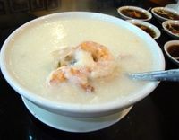 Enaknya Hangatkan Perut Pakai Semangkuk Bubur China di Sini