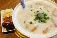 Cicip Bubur China, Iga Sapi, dan Ayam Presto yang Bikin Laper!