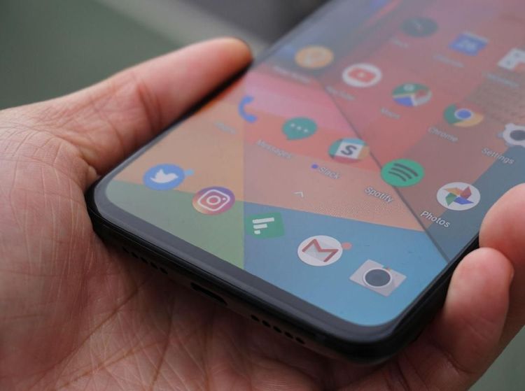 Menggenggam OnePlus 6T, RAM 8 GB dan Fingerprint di Layar