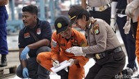 Petugas mendata identitas yang ditemukan.