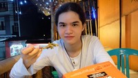 Begini tampangnya Dul kalau lagi asyik makan martabak telur. Sekotak martabak siap dimakannya sendirian. Nggak mau bagi-bagi nih? Foto: instagram @duljaelani