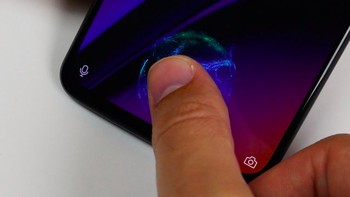 Salah satu daya pikat ponsel ini adalah sensor sidik jarinya. Tidak lagi ditempatkan di belakang bodi, OnePlus 6T punya sidik jari di bawah layar. Hanya sayangnya ponsel ini tidal dilengkapi port jack audio 3,5 mm. Foto: Mashable