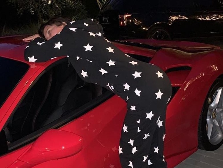 Kylie Jenner Beri Sang Ibu Kado Ultah Mobil Ferrari Rp 3,8 M Kylie Jenner Beri Sang Ibu Kado Ultah Mobil Ferrari Rp 3,8 M