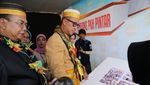 Mensos Berbaju Adat Saat Buka Camp Pelopor Perdamaian