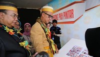 Ia meninjau seluruh booth yang ada disana untuk sekadar bercengkrama dan mendengarkan aspirasi. Foto: dok. Kemensos