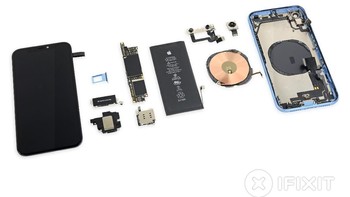 Beginilah seluruh komponen yang dimiliki oleh iPhone XR begitu dibongkar. Foto: ifixit
