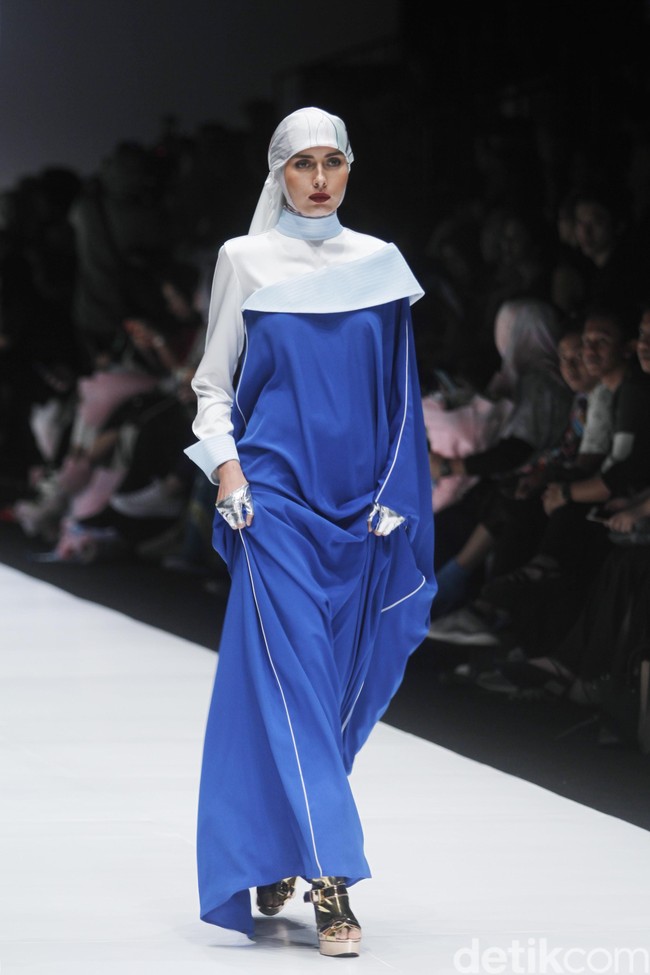 Desainer Norma Hauri terinspirasi Jakarta sebagai kota urban dengan segala pesona di dalamnya, di Jakarta Fashion Week 2019, Senayan City, Jakarta, Sabtu [20/10/2018]. Foto: mohammad Abduh/Wolipop