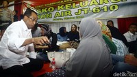Menhub juga terlihat menghibur keluarga korban.