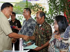 Gubernur Olly Serahkan 515 Sertifikat Tanah di Minahasa Tenggara