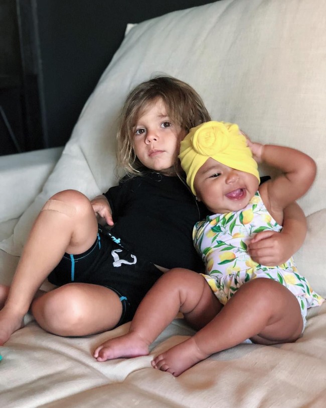 Menurut sumber, anak-anak tiga bersaudari Kardashian juga menikmati waktu mereka di Bali, terutama saat bermain di pantai. Menginap di Soori Hotel, dikabarkan liburan keluarga Kardashian di Bali ini menghabiskan $30,000 atau Rp 465 juta. Foto: Instagram @kourtneykardash