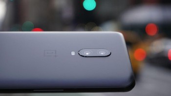 Ada kamera ganda di bagian belakang. Kamera utama menggunakan sensor Sony IMX519 16 MP dengan aperture f/1,7. Kamera kedua punya ukuran 20 MP dan aperture f/1,7. Kamera OnePlus 6T dilengkapi AI untuk bantu memotret di kondisi kurang cahaya. Foto: Mashable