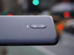 Menggenggam OnePlus 6T, RAM 8 GB dan Fingerprint di Layar